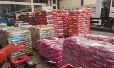 mpacotamento de géneros alimentícios (sal, milho, xerém)