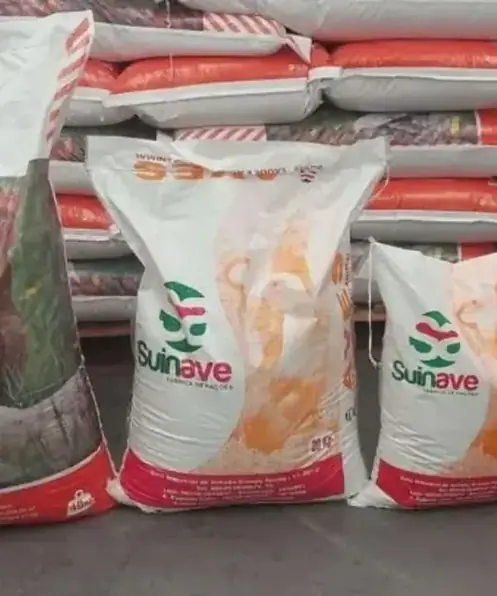 Sacas de ração animal da marca Suinave empilhadas em armazém