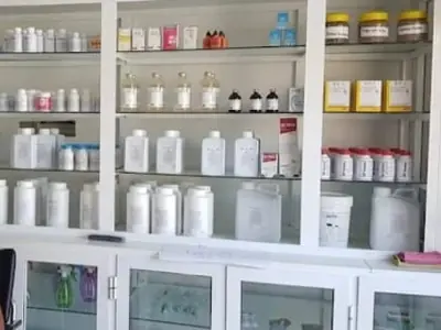 Prateleiras com medicamentos e produtos veterinários