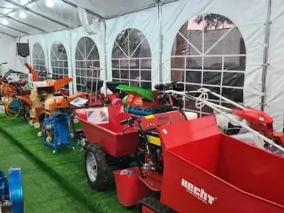 Equipamentos agrícolas motorizados expostos numa tenda